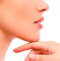 Ideal para potenciar otros tratamientos que requieren regeneración tisular como las estrías o la alopecia. 